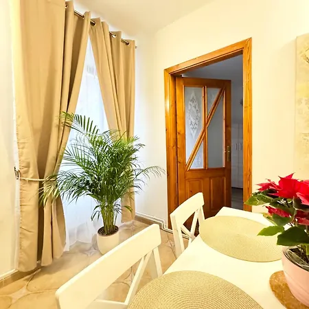 Ely Apartament *